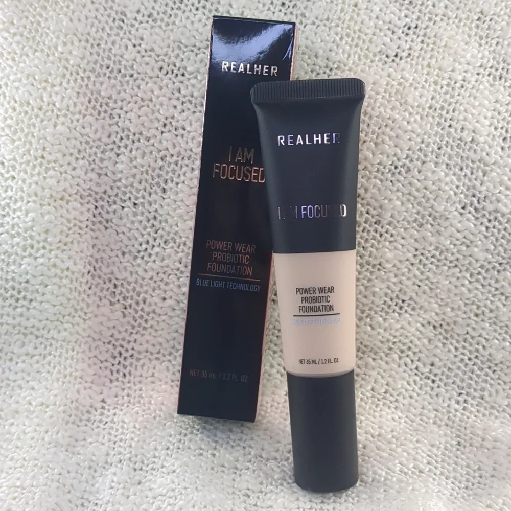 RealHer Foundation in Fair Ivory (I AM FOCUSED), 35ml/1.2fl oz